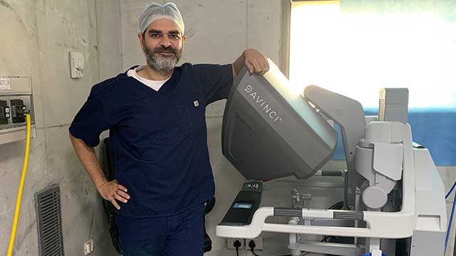 best robotic surgeon in delhi dr ashish sabharwal